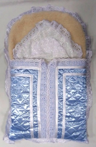 Состав: 
Мех
Шерсть 80%
ПЭ 20%
	Конверт на молнии состоит из 6-ти предметов
1. Конверт из атласа на меху
2. Чепчик нарядный из стеганого атласа с кружевом
3. Уголок
4. Одеяло 90*90 бязь
5. Пелёнка теплая 75*110 
6. Распашонка тёплая