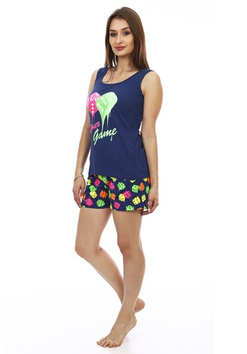 Состав:
Кулирка
Хлопок 100%
	Женская пижама. Майка выполнена из однотонного полотна и украшена рисунком, шорты выполнены из набивного полотна. 

Обратите внимание: расцветка товара на сайте может отличаться от фактической расцветки. Оптовый скл