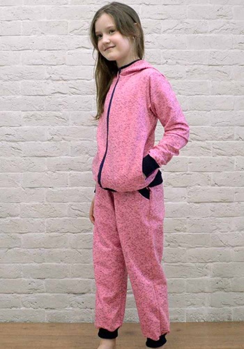 Состав:
Футер двунитка
Хлопок 100%
	Костюм для девочки. Состоит из 2 предметов (куртка на молнии с капюшоном, на рукавах и по низу куртки манжеты + брюки с карманами внизу манжеты).