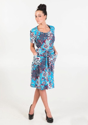 Состав: 
Хлопок 100 %
	Женский классический халат изготовлен из набивной кулирки новой коллекции. Халат выполнен на пуговицах, с рельефами и карманами, коротким рукавом. 