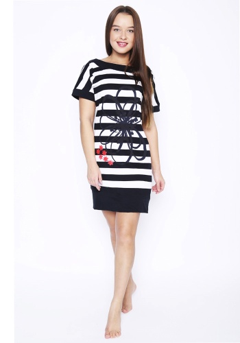 Состав:
Кулирка
Хлопок 100%
	Туника женская, прямого силуэта, со спущеным рукавом. Контрастная отделка по горловине, рукаву и низу изделия. Украшена принтом.