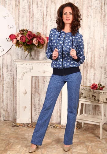 Состав:
Футер
Хлопок 75%
Полиэстер 20%
Лайкра 5%
	Женский костюм из набивного футера с лакрой состоит из толстовки и брюк. Толстовка на молнии, с капюшоном, карманами. Манжеты на рукавах и пояс выполнены из ребаны. Стильный костюм удобен и дома и