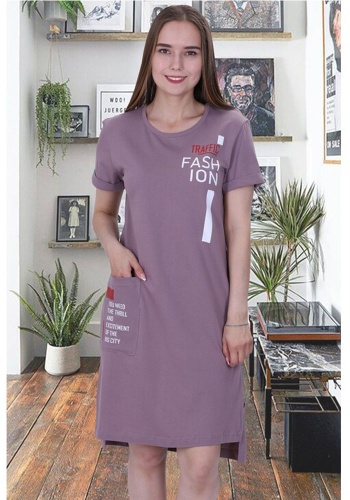 Состав:
Кулирка
Хлопок 100%
   Женская туника из однотонной ткани. Спереди украшена надписями.

Обратите внимание: расцветка товара на сайте может отличаться от фактической расцветки. Оптовый склад оставляет за собой право поставить товар любог