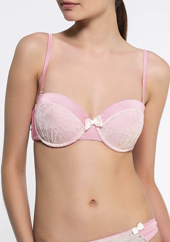 Состав:
Атласное полотно
ПЭ 97%,
ПУ 3%
Эластичное кружево
ПА 90%,
ПУ 10%
	Бюстгальтер-балконет с формованной чашкой с Push-up для размеров 70АВ, 75АВС, 80В и без Push-up для размеров 70C, 75DE, 80CDE, 85BCD. Детали бюстгальтера выполнены из эла