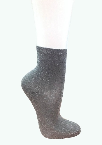 Состав: 
Полиамид 73%, 
Люрекс 23%, 
Эластан 2%
	Невероятно модные и современные женские носки с люрексом, в упаковке два цвета (золото и серебро).