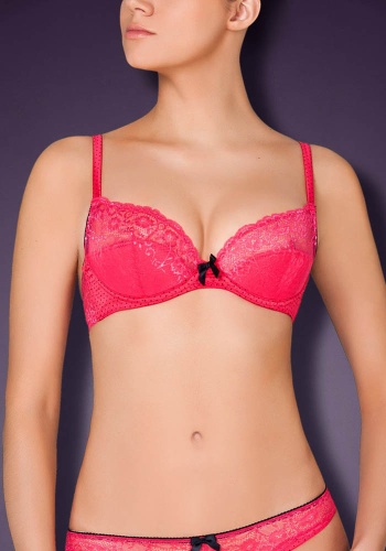 Состав:
Атласное полотно
ПЭ 97%,
ПУ 3%
Кружево
ПА 90%,
ПУ 10%
	Бюстгальтер с мягкой чашкой и поролоновым вкладышем для придания красивой формы груди. Детали бюстгальтера выполнены из принтованного атласного полотна и кружева, декорированы  элас