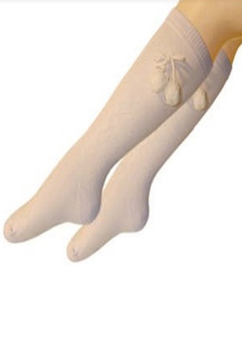 Состав: 
Хлопок: 75%, 
Полиамид: 23%, 
Эластан: 2%.
	Гольфы детские ажурные, с помпонами.