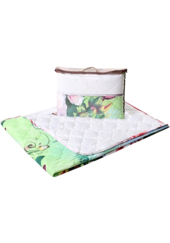 	Материал:
Со стороны одеяла:
трикотажное полотно из бамбуковых волокон

С лицевой стороны покрывала:
полисатин с эффектным 3D рисунком

Наполнитель:  
термоскрепленное полотно с высоким содержанием бамбуковых волокон плотность 150 гр./кв.м.

	К