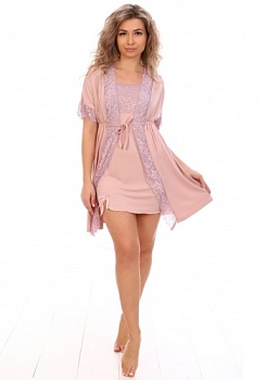 Состав:
Вискоза 95%
Эластан 5%
	Комплект женский: ночная сорочка и халат. Нежная полуприлегающая сорочка на бретелях с кружевом. Халат с запахом, где полочки, манжет рукава  декорированы кружевом.
Обратите внимание: расцветка товара на сайте мож