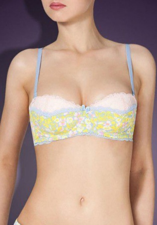 Состав:
Эластичное полотно
ПА 85%,
ПУ 15%
Эластичная сетка
ПА 88%,
ПУ 12%
Эластичное кружево
ПА 90%,
ПУ 10%
	Бюстгальтер бандо со стачной поролоновой чашкой с вертикальным швом. Детали бюстгальтера выполнены из эластичного принтованного поло