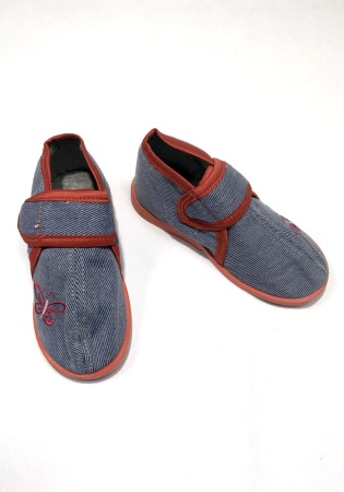 Легкие ботиночки РИМАЛ выполнены из качественных и безопасных материалов, материалом верха и подклада служит текстиль, подошвы – ТЭП, нескользящий и гибкий. Фиксация стопы обеспечивается за счет удобной застежки-липучки велкро. Модель оснащена каблуком То