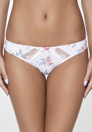 Состав:
Эластичное полотно
ПА 85%
ПУ 15%
Кружево
ПА 90%
ПУ 10%
Ластовица
Хлопок 100%
	Трусики-стринг выполнены из эластичного принтованного полотна и кружева, декорированы эластичной лентой с фестонами. Передняя деталь декорирована бантиком.