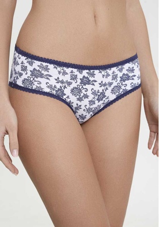 Состав:
Эластичное полотно
ПА 85%
ПУ 15%
Кружево
ПА 90%
ПУ 10%
Ластовица 
Хлпоок 100%
	Детали трусов выполнены из эластичного принтованного материала и узкого кружева. Внутреннняя ластовица выполнена из хлопка. 