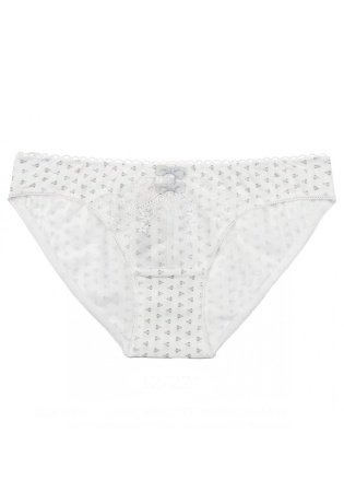 Состав:
Хлопок 95%,  
Эластан 5%
	Женские трусики из набивного полотна, украшены атласным бантиком и кружевом.