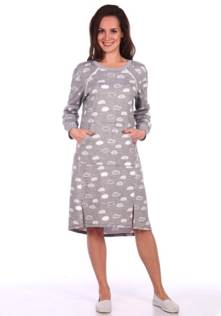 Состав:
Футер с начесом
Хлопок 100%
	Платье женское слегка расклешенного силуэта, длиной до  колена. По переду кокетки, шов притачивания которых декорирован кружевом. Боковые швы переведены на перёд и заканчиваются разрезами.  На детали переда обра