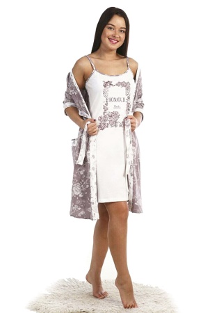 Состав:
Кулирка
Хлопок 100%
	Комплект женский, состоящий из ночной сорочки и халата, выполненные в контрасте. Полуприталеная сорочка на бретелях, украшена принтом. халат с глубоким запахом. 

Обратите внимание: расцветка товара на сайте может о