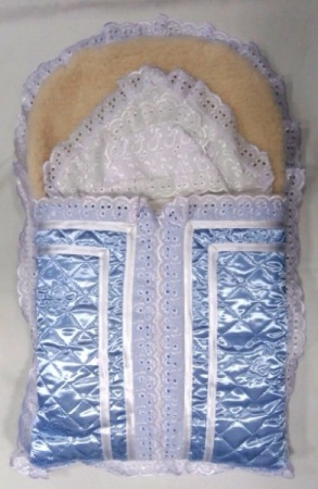 Состав: 
Мех
Шерсть 80%
ПЭ 20%
	Конверт на молнии состоит из 6-ти предметов
1. Конверт из атласа на меху
2. Чепчик нарядный из стеганого атласа с кружевом
3. Уголок
4. Одеяло 90*90 бязь
5. Пелёнка теплая 75*110 
6. Распашонка тёплая