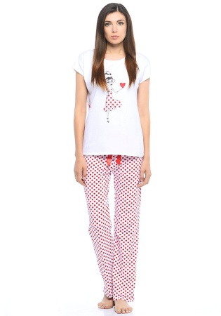 Состав: 
Хлопок 95%,
ПУ 5%
	Женская пижама, состоящая из трикотажной футболки и брюк. 
Футболка с круглым вырезом горловины, декорирована ярким принтом. 
Брюки с поясом на резинке, декорированы бантом.