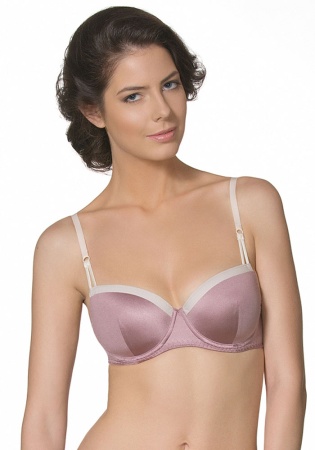 Состав:
Полиамид  60% 
Полиэстр  25%
Эластан  15%
	Бюстгальтер из эластичного трикотажного полотна с блеском. На каркасах. Жесткие формованные чашки. Надставка бретелей - двойные 