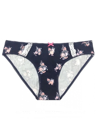 Состав:
Хлопок 95%,  
Эластан 5%
	Женские трусики из набивного полотна, украшены атласным бантиком и кружевом.