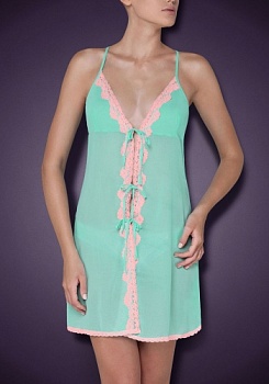 Состав:
Шифоновое полотно
ПЭ 100%
Кружево 
ПА 90%, 
ПУ 10%
	Ночная сорочка с мягкой чашкой и вытачкой. Детали сорочки выполнены из шифона, декорированы узким кружевом с фестонами. Передняя деталь декорирована завязками. Задняя деталь декорирован