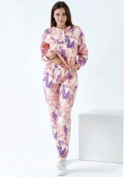 Состав:
Футер
Хлопок 70%
ПЭ 25%
Лайкра 5%
    Молодежный костюм состоит из джемпера  и брюк. Джемпер прямого покроя. Рукава втачные, длинные. Удлиненное плечо, горловина переда со шнуром. Длина до линии бедер. По низу притачной пояс.Разный уровен