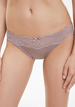  Состав:
Эластичное полотно
ПА 85%
ПУ 15%
Кружево
ПА 90%
ПУ 10%
Ластовица
Хлопок 100%
	Трусики классические выполнены из эластичного полотна и кружева. Передняя деталь декорирована бантиком.