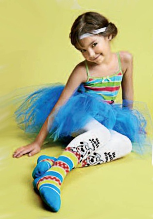 Состав:
Хлопок 75%
Эластан 5%
Полиамид 5%
	Детские гладкие колготки с пяткой с имитацией гольфа в полоску и рисунком «Собачка».