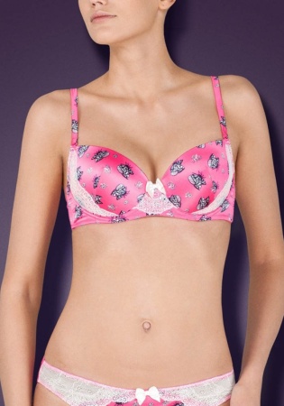 Состав:
Атласное полотно
ПЭ 97%,
ПУ 3%
Эластичная сетка
ПА 88%,
ПУ 12%
Кружево
ПА 90%,
ПУ 10%
	Бюстгальтер формы T-Shirt с формованной чашкой без Push-Up с небольшим уплотнением внутри, одинаковым для всех размеров. Детали бюстгальтера выпол