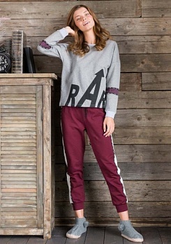 Состав: 
Кофта: Хлопок 100%
Брюки: Хлопок 95% / Эластан 5%
   Женская пижама.