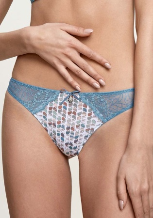 Состав:
Эластичное полотно
ПЭ 86%
ПУ14%
Кружево
ПА 90%
ПУ 10%
Ластовица
Хлопок 100%
	Женские трусы - стринги из эластичного полотна. Передняя деталь выполнена из эластичного полотна и кружева, украшена бантиком. Задняя деталь выполнена из кру