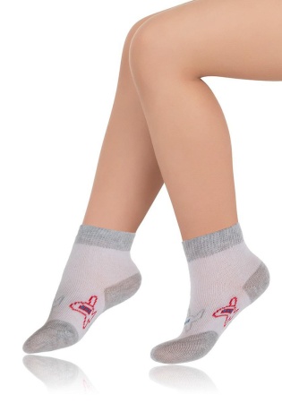 Состав: 
Хлопок: 80%, 
Полиамид: 10%, 
Нейлон: 7%, 
Эластан: 3%.
	Носки для мальчиков бело-серые с самолетами, не сползают с ножек и сохраняют свою форму после многих стирок. Ткань обладает повышенной износостойкостью. 