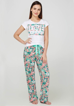 Состав: 
Хлопок 100%
	Пижама состоит из футболки и брюк. Футболка из эластичного хлопкового полотна с принтом спереди.
Брюки из принтованного вискозного полотна с поясом на резинке, декорированные лентой. 
