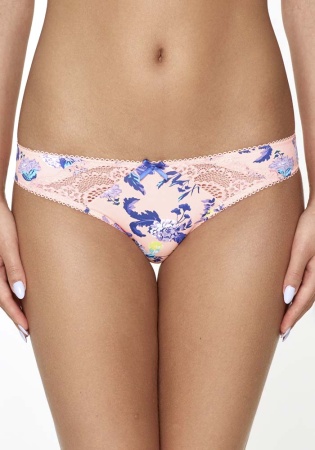 Состав:
Эластичное полотно
ПА 85%
ПУ 15%
Кружево
ПА 90%
ПУ 10%
Ластовица
Хлопок 100%
	Трусики классические выполнены из эластичного принтованного полотна и кружева, декорированы эластичной лентой с фестонами. Передняя деталь декорирована бант
