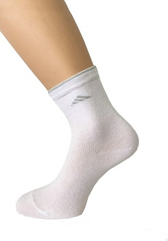 Состав:
Хлопок 82%
Полиамид 16%
Эластан 2%
	Спортивные гладкие носки с небольшим рисунком на паголенке. 