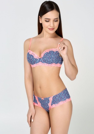 Состав:
Эластичное полотно
ПА 85%
ПУ 15%
Кружево
ПА 90%
ПУ 10%
Ластовица
Хлопок 100%
	Трусики-боксеры выполнены из эластичного принтованного полотна и узкого кружева. Передняя деталь декорирована бантиком.