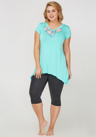 Состав:
Вискоза 95%,
ПУ 5%
	Пижама женская состоит из футболки и леггинсов.
Футболка из эластичного вискозного полотна с принтом и узким кружевом.
Леггинсы из эластичного вискозного полотна (меланж). Линия талии обработана с резинкой.