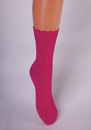 Состав: 
Хлопок 74%, 
Полиамид 24%, 
Эластан 2%
	Однотонные демисезонные носки для девочек с рельефным рисунком.