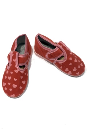 Легкие тапочки РИМАЛ выполнены из качественных и безопасных материалов. Подошва ТЭП (ортопедик) - гибкая, не скользит, жесткий задник, застежка-липучка, материал - текстиль, подклад - байка. Подойдет как для использования в теплую погоду, так и в качестве