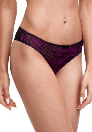 Состав:
Атласное полотно
ПЭ 97%
ПУ 3%
Эластичная сетка
ПА 88%
ПУ 12%
Ластовица
Хлопок 100%
	Трусики-стринги  выполнены из эластичной сетки и атласного полотна.