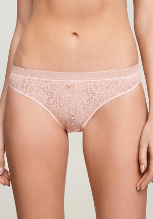 Состав:
Эластичное полотно
ПА 72%
ПУ 28%
	Трусики классической формы. Отделка  на поясе. Передняя деталь выполнена из эластичного полотна и украшена деталью.