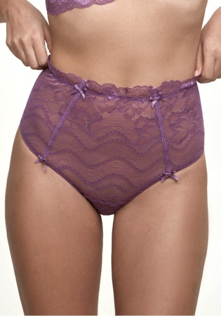 Состав:
Кружево
ПА 90%
ПА 10%
Ластовица
Хлопок 100%
	Трусики с высокой талией, выполненные эластичного кружева. Модель декорирована отделкой из бархатной ленты и атласными бантиками. Талия на резинке, с фигурной окантовкой. Внутренняя ластовица 