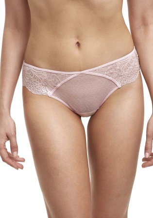 Состав:
Эластичное кружево
ПА 90%
ПУ 10%
Эластичная сетка
ПА 88%
ПУ 12%
Ластовица: 100% хлопок
	Женские трусики-стринги. Передняя деталь выполнена из эластичной сетки и кружева. Задняя деталь выполнена  из эластичного кружева. 