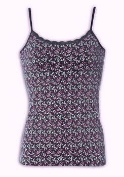 Состав:
Хлопок 95%
Эластан 5%
	Женская майка из принтованного полотна на тонких бретелях. Вырез декорирован тонким кружевом. 