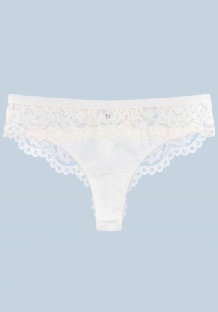 Состав: 
Ткань:  Хлопок 95%  /  Эластан 5%
Кружево: Нейлон 90%  /  Эластан 10%
	Женские трусы-стринги. Передняя деталь выполнена из хлопка и украшена кружевом,  задняя деталь выполнена из кружева. 