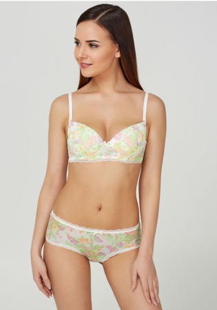 Состав:
Эластичная сетка
ПА 88%
ПУ 12%
Кружево
ПА 90%
ПУ 10%
Ластовица
Хлопок 100%
	Трусики-боксеры выполнены из эластичной принтованной сетки, декорированы узким  кружевом. Передняя деталь декорирована бантиком. 