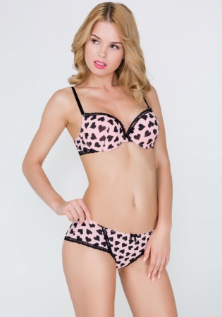 Состав:
Полотно
Хлопок 95%
ПУ 5%
Эластичное кружево
ПА 90%
ПУ 10%
Ластовица
Хлопок 100%
	Трусики-боксеры выполнены из эластичного принтованного хлопкового полотна и узкого кружева. Передняя деталь декорирована бантиком. 