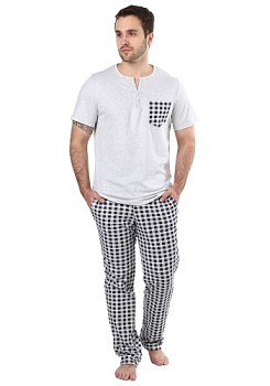 Состав:
Кулирка
Хлопок 100%
	Пижама мужская состоит из футболки и брюк. Футболка с круглым вырезом горловины на полочке имитация планок с застежкой на петли – пуговицы. Горловина окантована. Рукав короткий втачной. На полочке нагрудной карман. Брюк