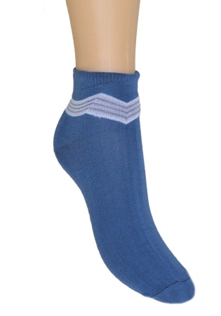 Состав: 
Хлопок 80%, 
ПА 15%, 
Эластан 5%
	Носки демисезонные гладкого переплетения с вышивным рисунком на паголенке в виде ленты, паголенок укороченный. 