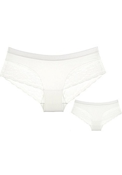 Состав:
Хлопок 95%
Эластан 5%
        Женские трусы белого цвета. Пройма украшены кружевом. 